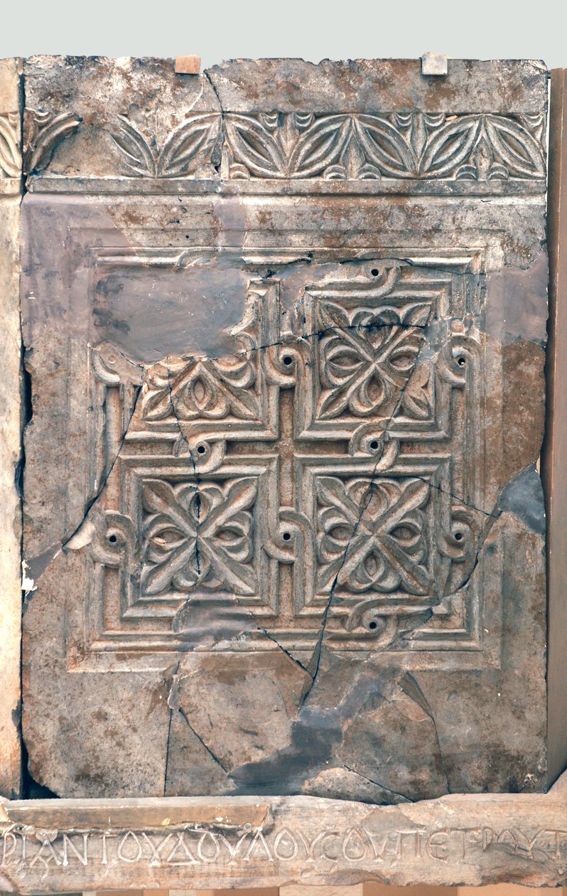 Ambo fra den bysantinske kirken Saint Theodoros, Beit Sila, Jerusalem, 600-tallet e.Kr. (bituminøs stein) av Byzantine Byzantine