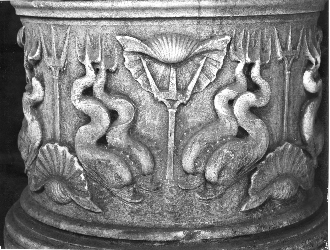 Basil av en helligvannsfontene, utskåret med delfiner, San Marco-basilikaen av Byzantine School