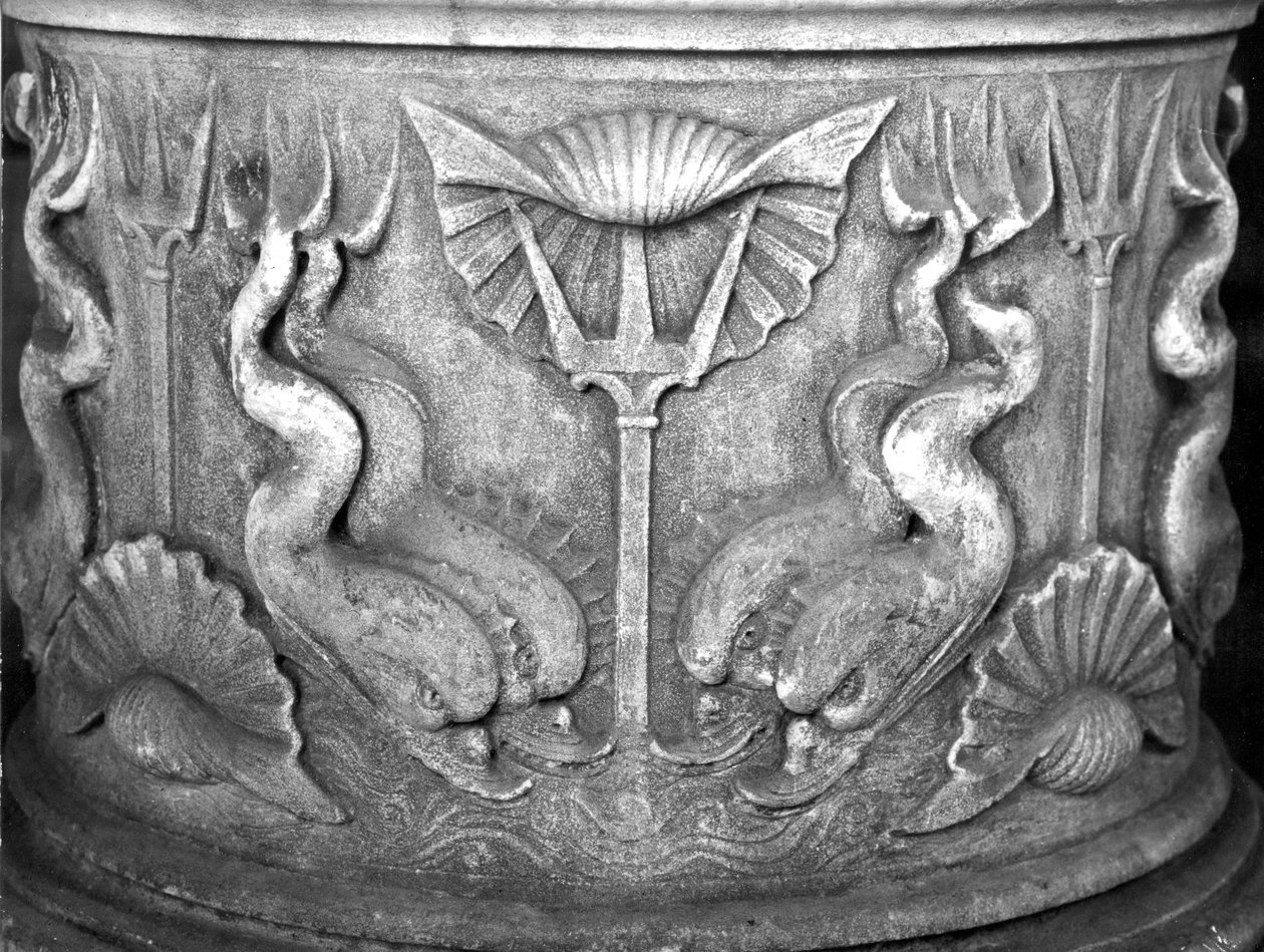 Basil av en helligvannsfontene, utskåret med delfiner, San Marco-basilikaen av Byzantine School