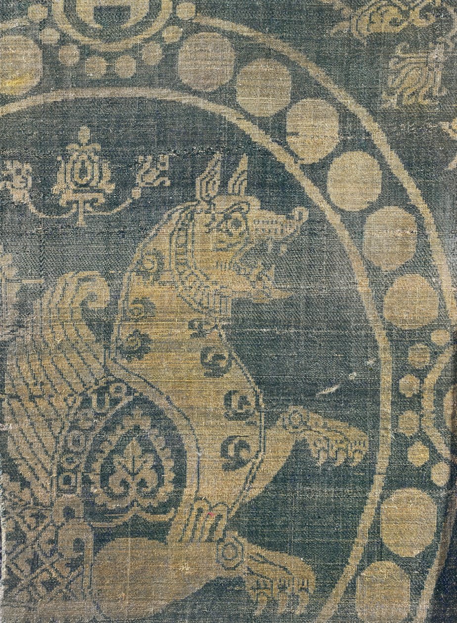 Stoff som viser en simurgh i en perleomslutning, fra Konstantinopel (silke) (detalj) av Byzantine School