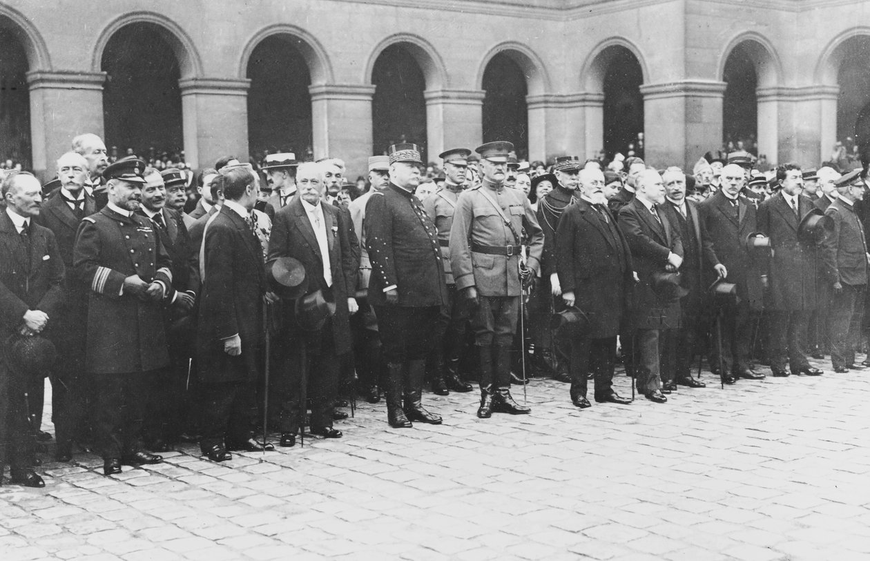 Marshal Joffre, general Pershing og president Poincaré ønsker velkommen til den første kontingenten av amerikanske tropper som ankom Frankrike, på Hôtel des Invalides, Paris, 4. juli 1917 av C. Chusseau Flaviens