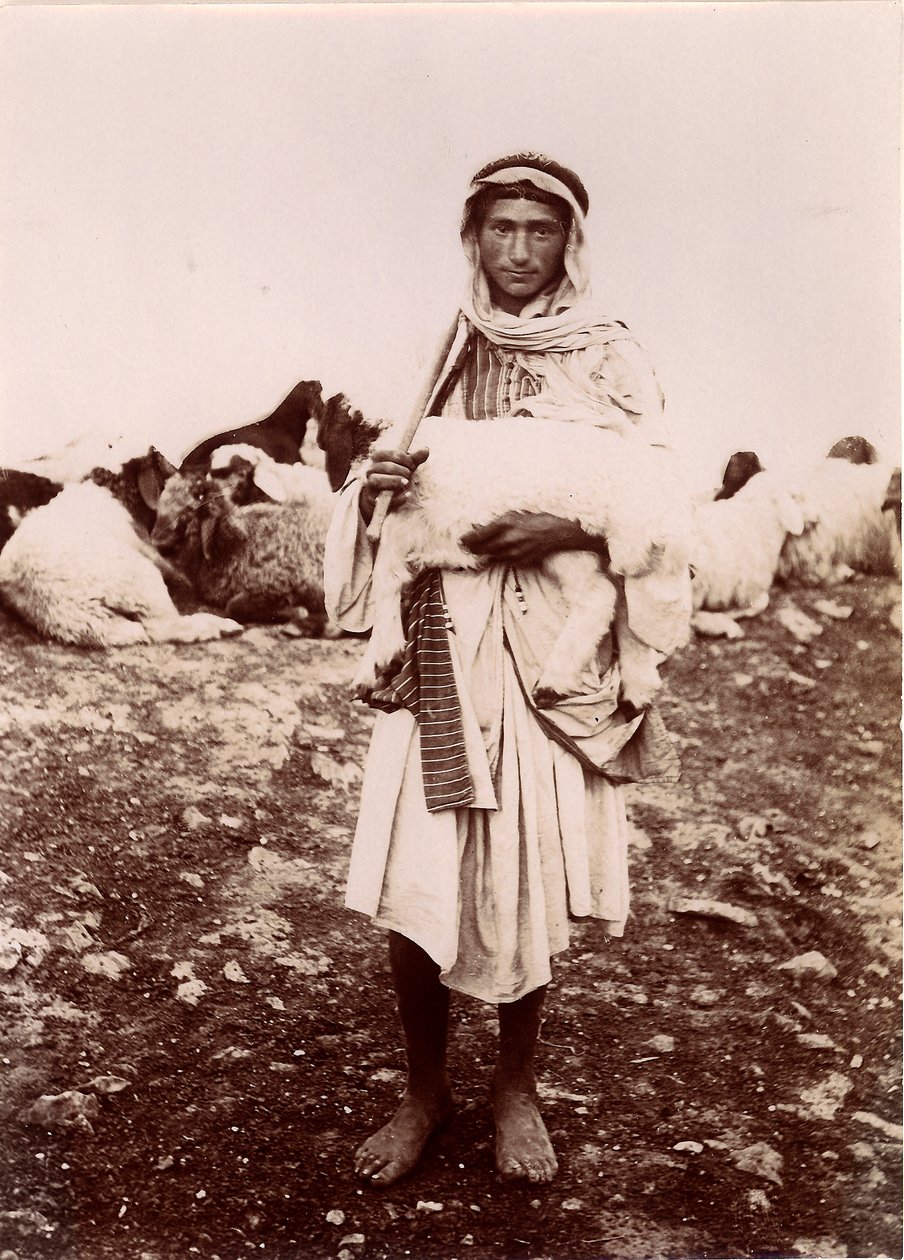 En gjetergutt som bærer et lam, ca. 1894-1914 av C.A. Hornstein