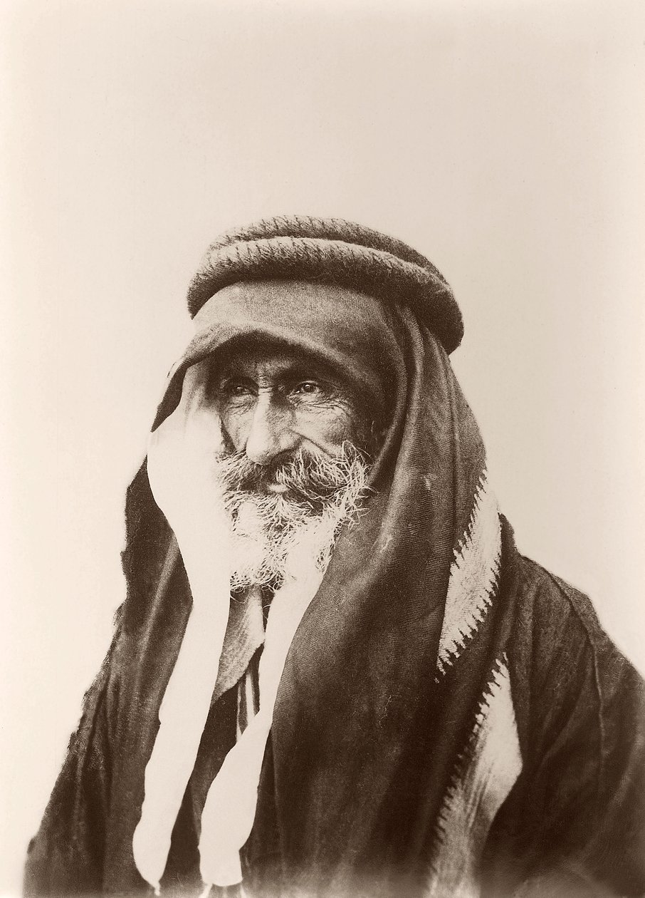 Portrett av sjeik Khalil Senaah (mot en veggbakgrunn) i Kerak, ca. 1895-99 av C.A. Hornstein
