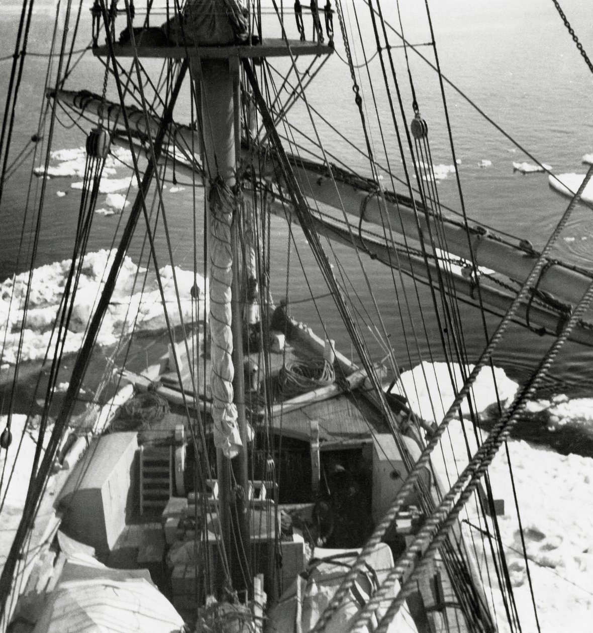 Skonnert Stella Polare møter første is av J.B. and Brown J. Rowbotham