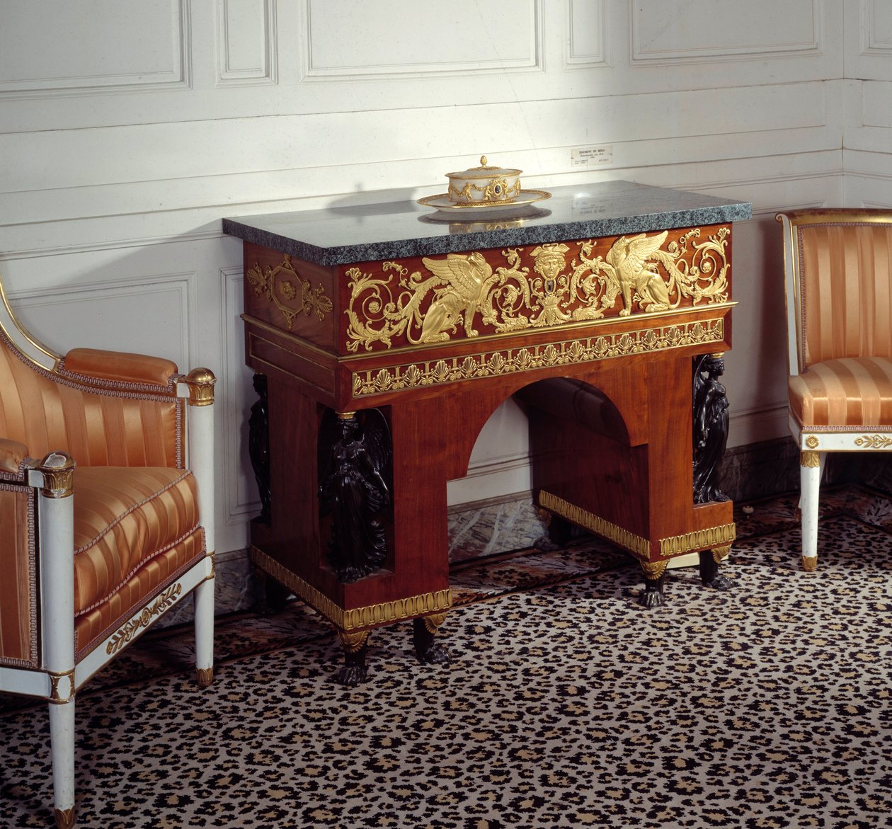 Furniture Premier Empire: kontoret til imponen Josephine de Beauharnais (1763-1814) realisert av brødrene Jacob (1800-tallet) etter tegningene til Charles Percier og Pierre Fontaine. 1800 Versailles, Grand Trianon av C. and Fontaine P. Percier