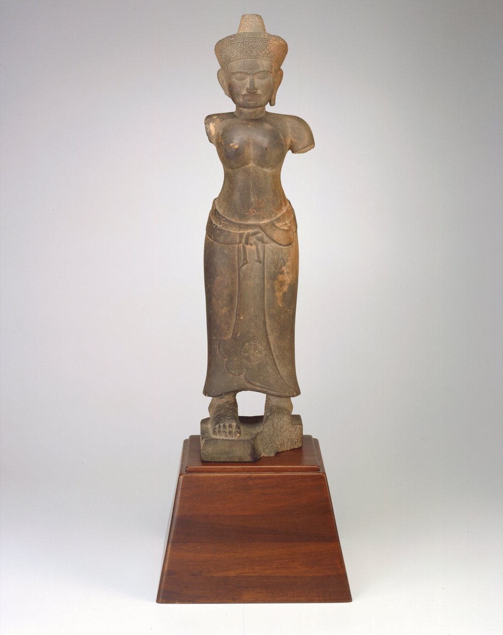 Stående figur av en kvinnelig guddom, Angkorisk periode, 900-1000-tallet (sandstein) av Cambodian School