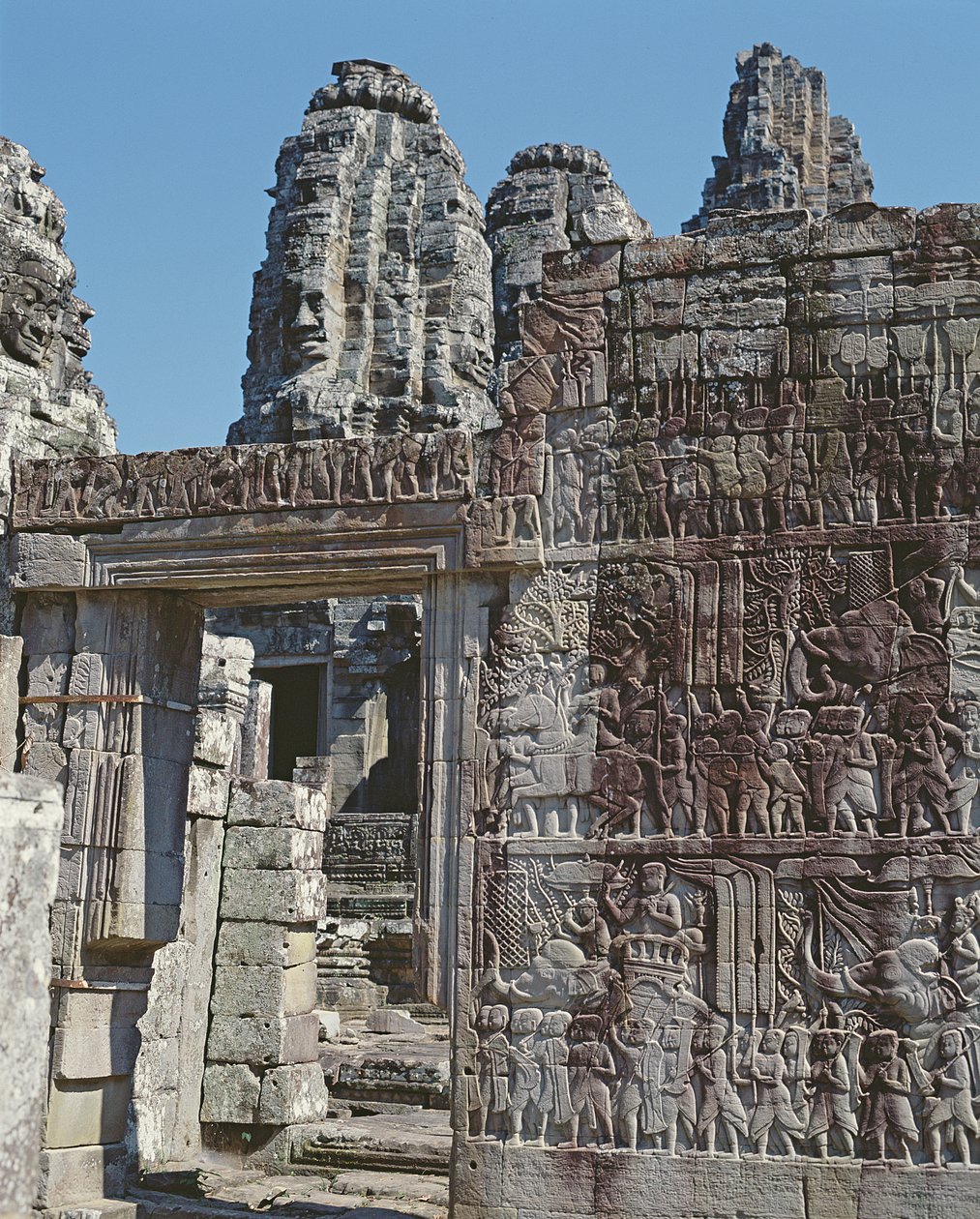 Utsikt over en vegg av Bayon-tempelet med utskårne relieffer av Cambodian School