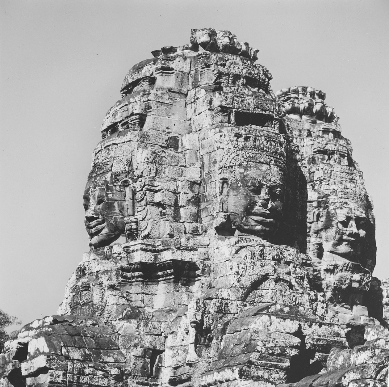 Utsikt over et av tårnene, Temple of Bayon av Cambodian School