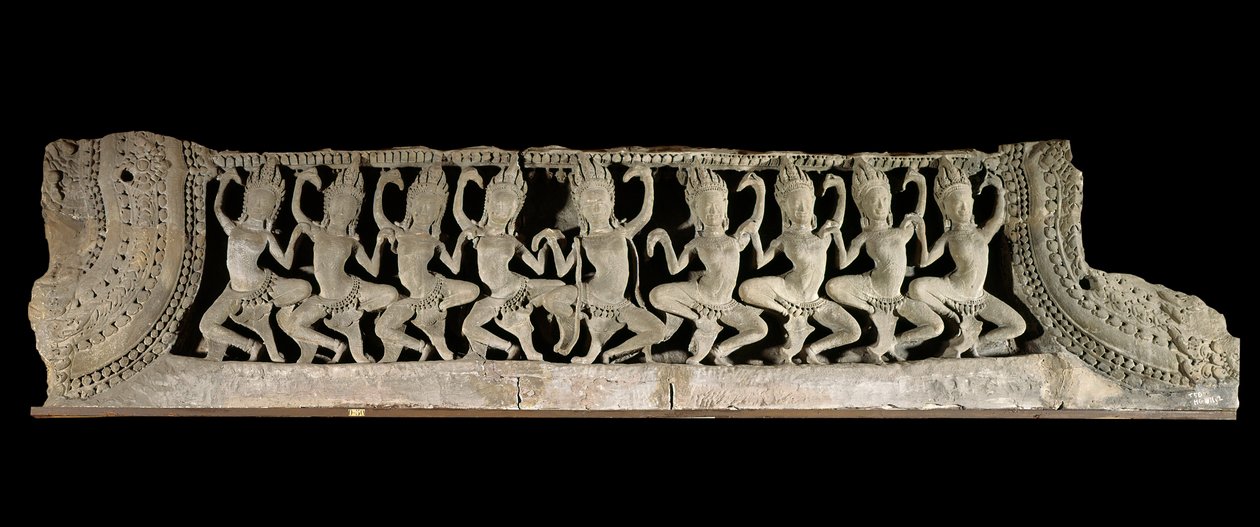 Arts of Khmer (Fjernøsten). Nedre pedimentregister: ni dansende apsaraer. Lavrelieff i gre, sent 1100-tall - begynnelsen av 1200-tallet. Bayon stil. fra Kambodsja, Bayon-tempelet. Paris, Musee Guimet - Musee national des Arts Asian. av Cambodian