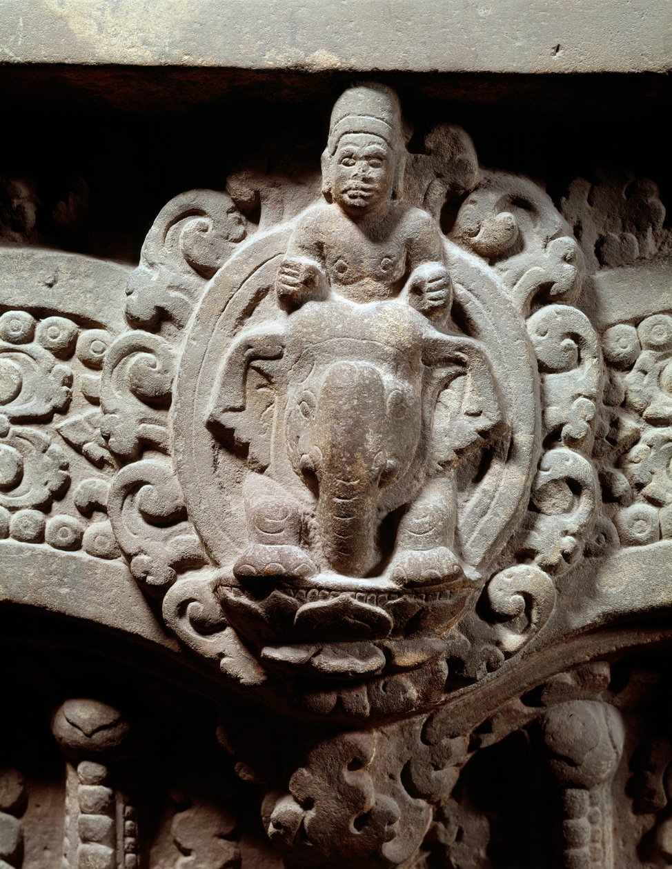 Khmer Art: "" Guden Indra i sentrum på Airavana og Marut, stormens og vindens guder""" Steinoverligger i stil med Sambor Prei Kuk (600-650). fra Kambodsja. Paris, Guimet-museet, Nasjonalmuseet for asiatisk kunst av Cambodian