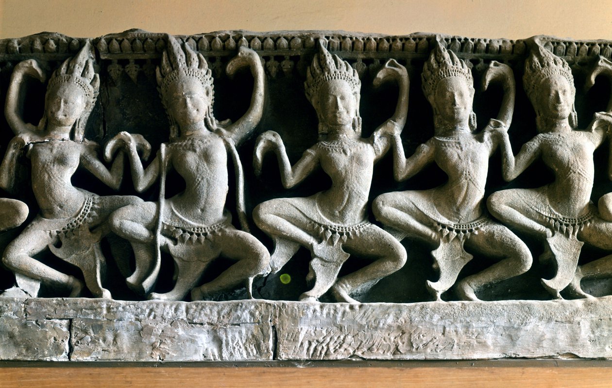 Apsaraene, veldig unge og vakre skapninger som danset på gårdsplassen til Indra. Hinduisk mytologi. Art Khmer, Bayon-tempelet av Cambodian