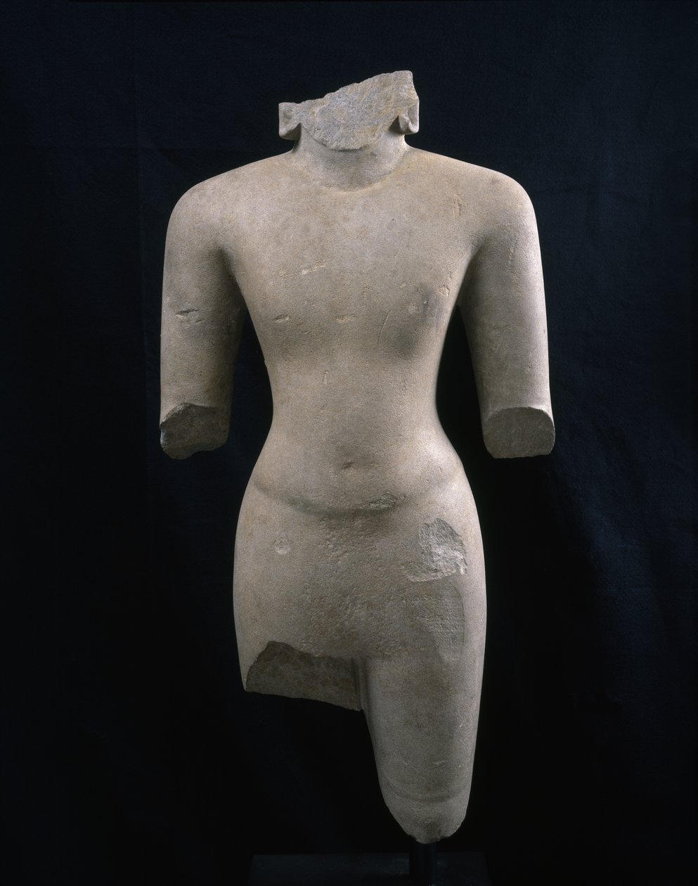 Torso av en guddom (sannsynligvis Vishnu), ca. 7. århundre (sandstein) av Cambodian