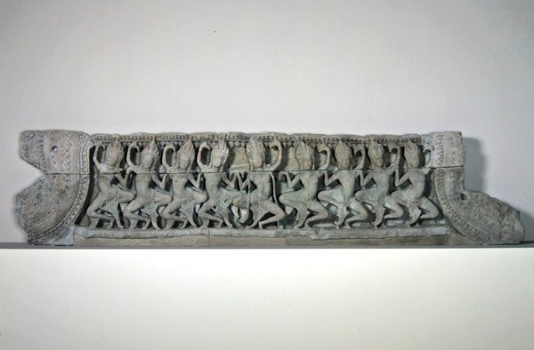 Pediment som viser ni dansende asparas, slutten av 1100-begynnelsen av 1200-tallet, fra Bayon, Angkor Thom (sandstein) av Cambodian Cambodian