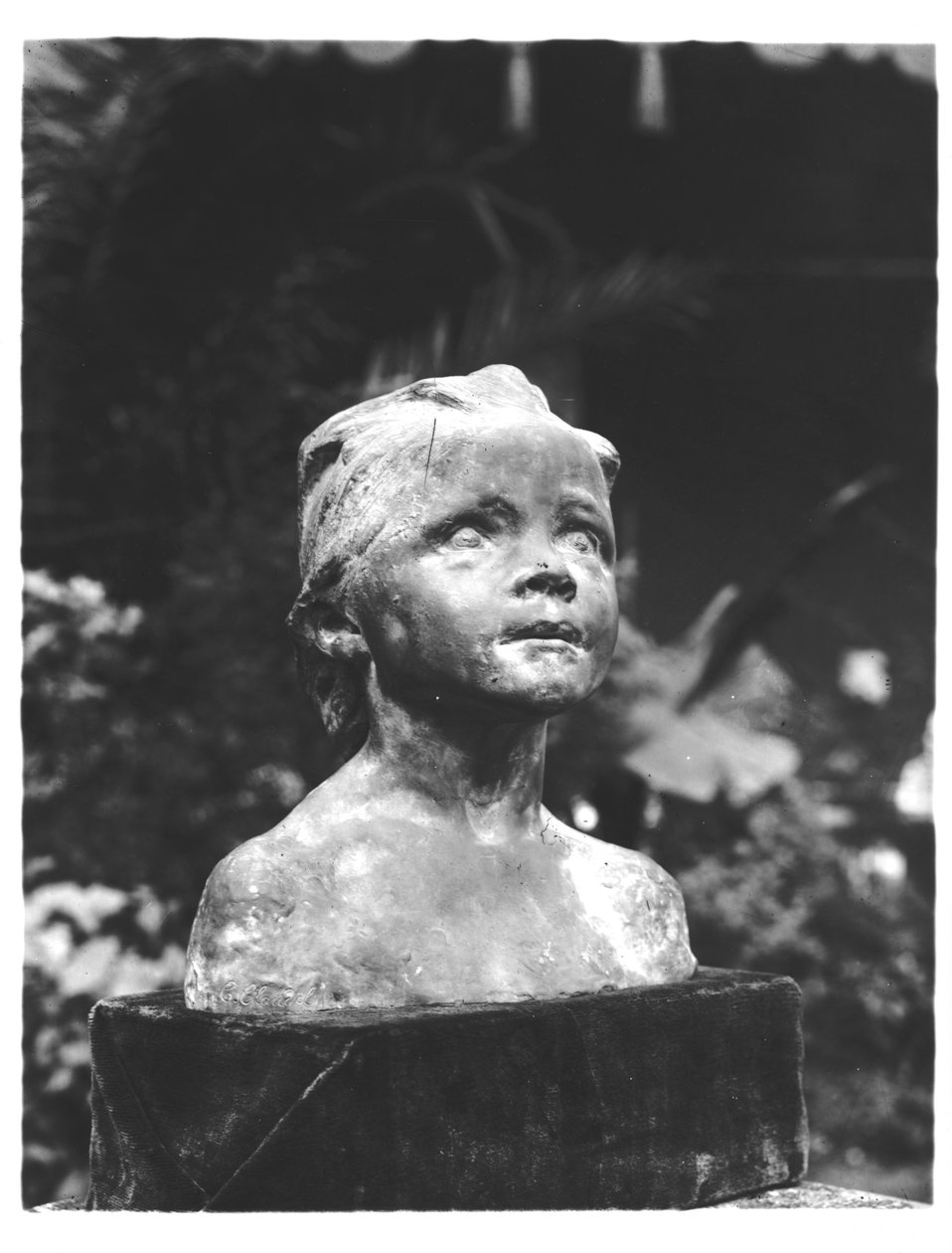 Jeanne som et barn, eller Den lille damen (gips) av Camille Claudel