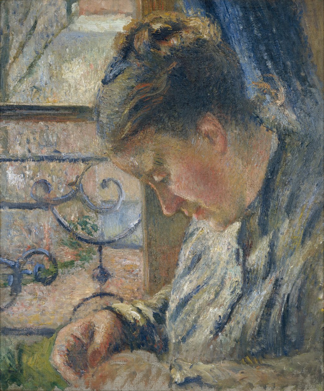 Mme Pissarro syr ved siden av et vindu, c1877 av Camille Pissarro