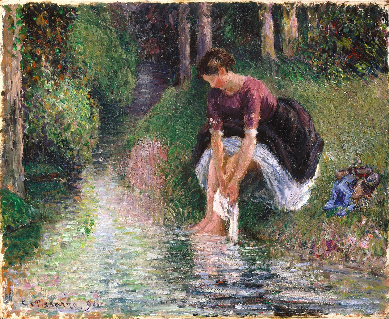 Kvinne vasker føttene i en bekk (olje på lerret) av Camille Pissarro