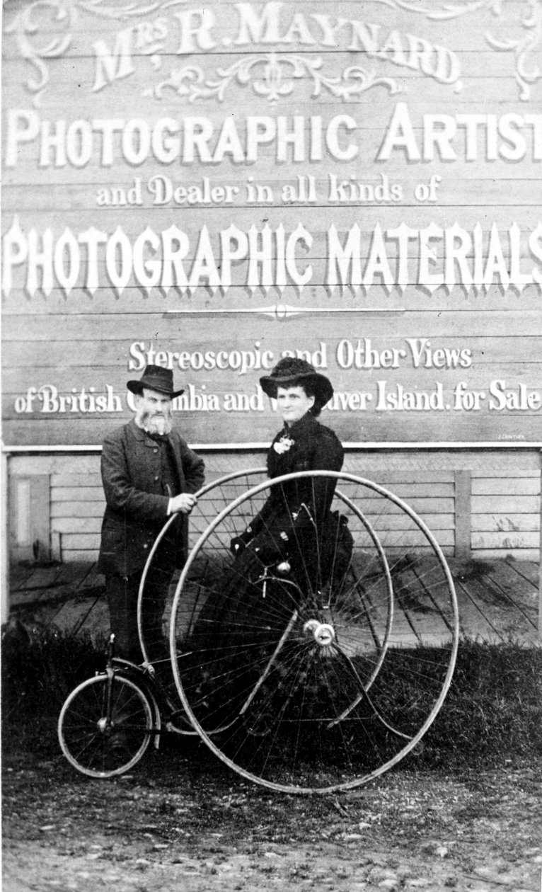 Richard og Hannah Maynard utenfor Mrs. Maynards studio, 1880-tallet av Canadian Photographer