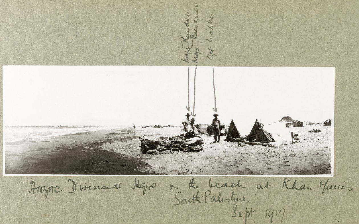 ANZAC Divisional Majors på stranden ved Khan Yunis, september 1917 av Capt. Arthur Rhodes
