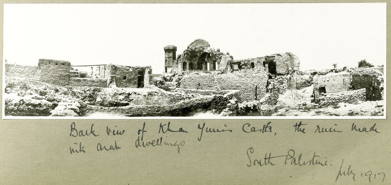 Bakside av Khan Yunis slott, Sør-Palestina, juli 1917 av Capt. Arthur Rhodes