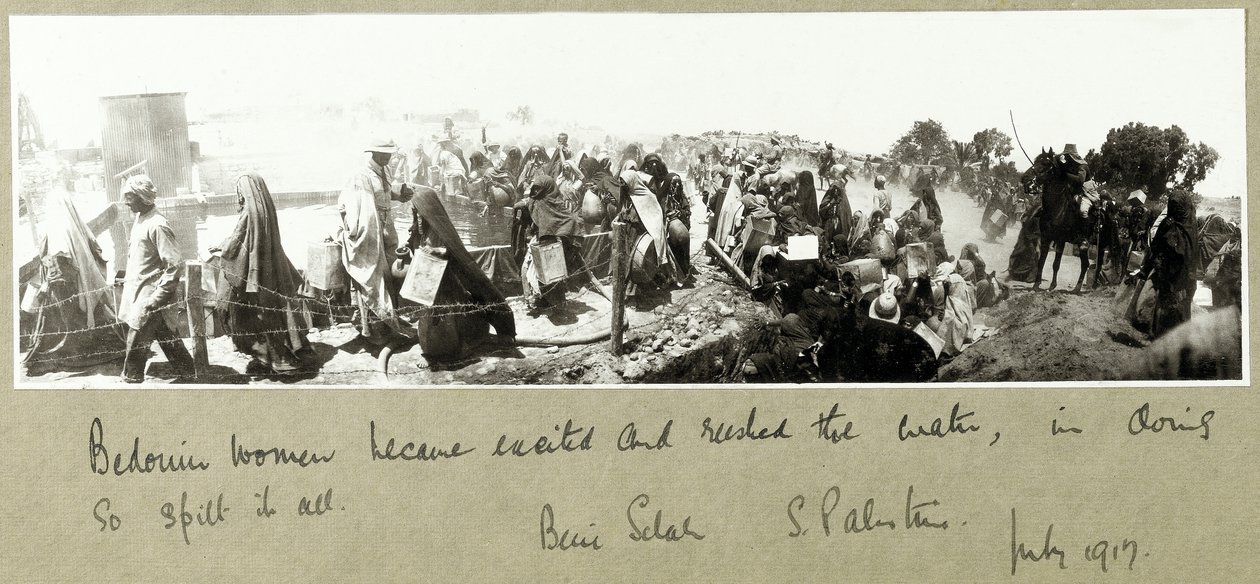 Beduinkvinner som skynder seg etter vannrasjonen sin, Beni Saleh, juli 1917 av Capt. Arthur Rhodes