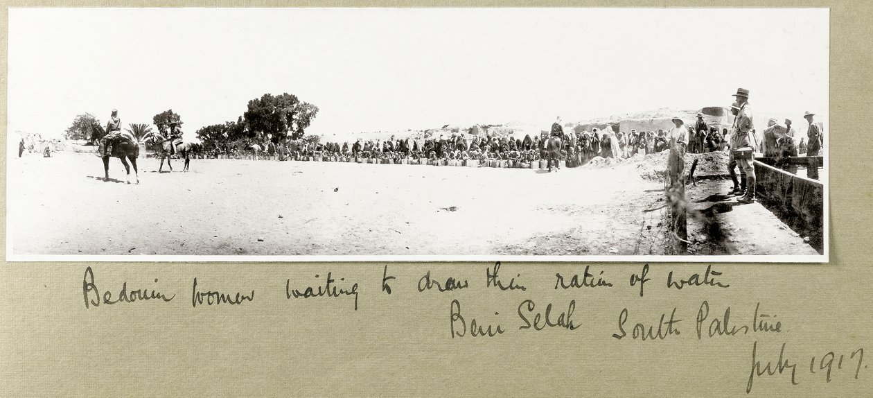 Beduinkvinner som venter på å trekke vannforholdet sitt, Beni Saleh, juli 1917 av Capt. Arthur Rhodes