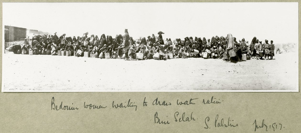 Beduinkvinner som venter på å trekke forholdet mellom vann, Beni Saleh, juli 1917 av Capt. Arthur Rhodes