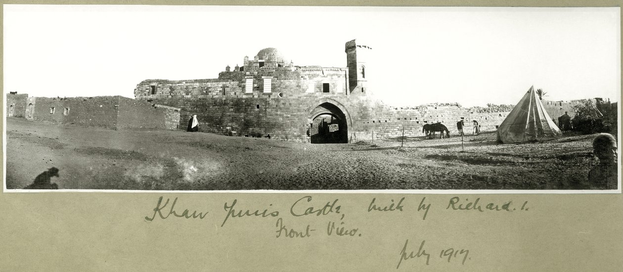 Forfra av Khan Yunis slott, bygget av Richard I, juli 1917 av Capt. Arthur Rhodes