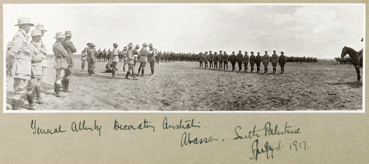 General Allenby dekorerte australske tropper ved Abassan, Sør-Palestina, august 1917 av Capt. Arthur Rhodes