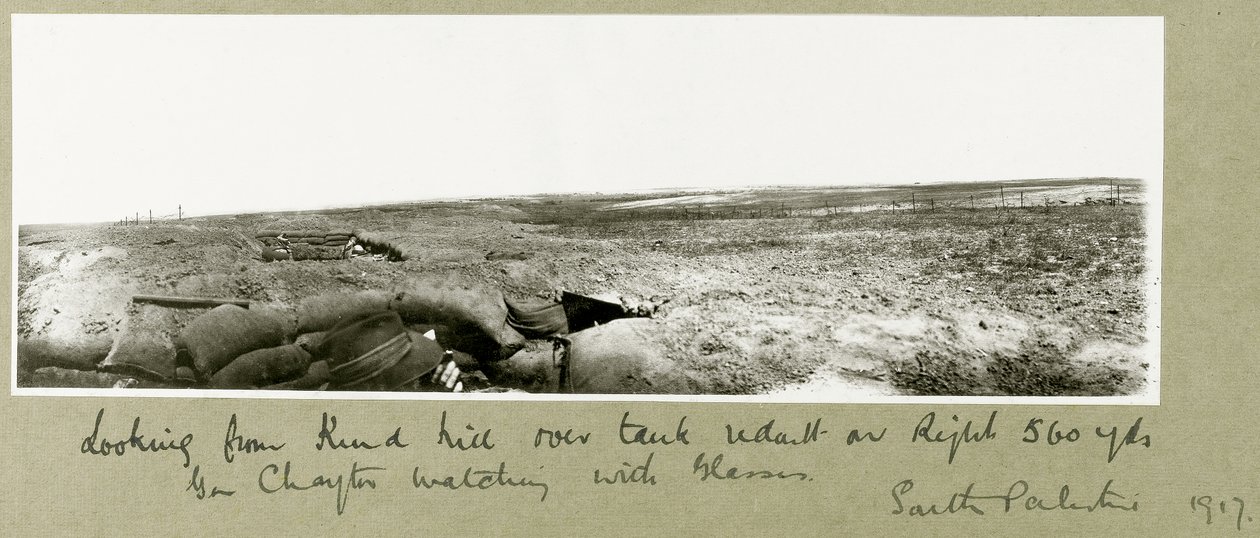 General Chaytor ser fra skyttergravene med briller, 1917 av Capt. Arthur Rhodes