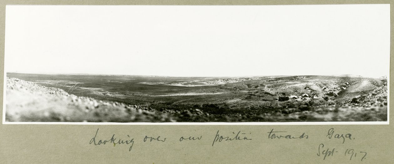Ser over vår posisjon mot Gaza, september 1917 av Capt. Arthur Rhodes