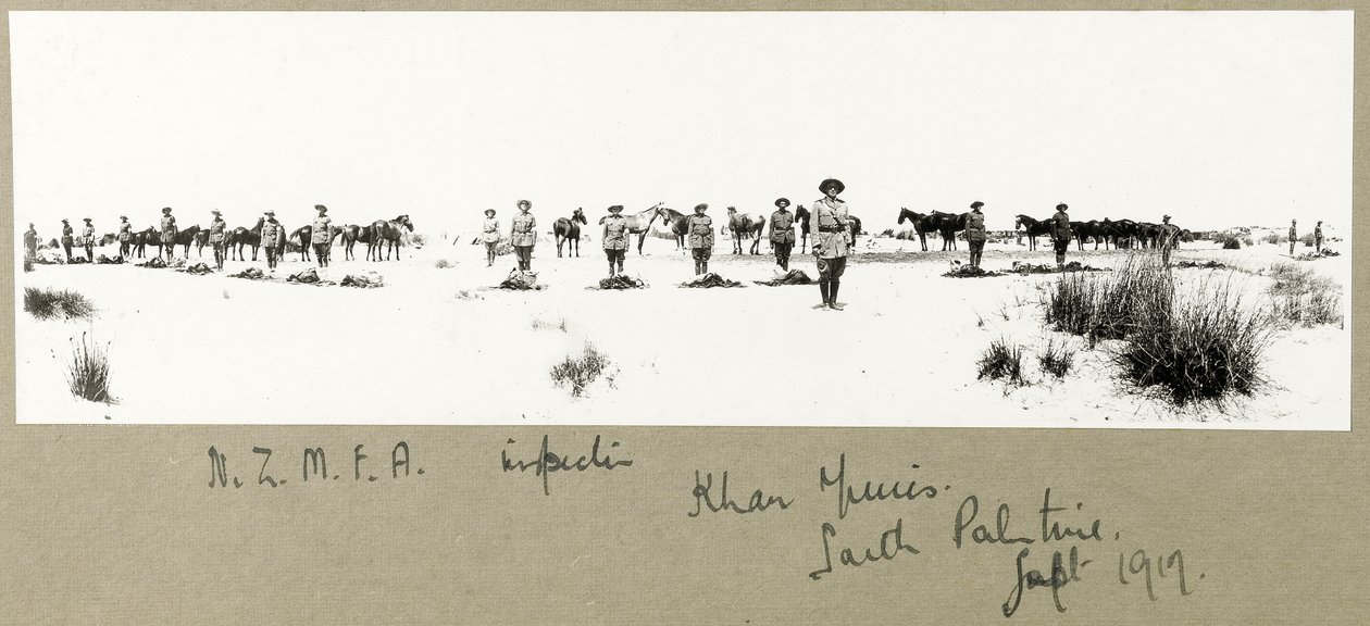 N.Z.M.F.A. inspeksjon, Khan Yunis, september 1917 av Capt. Arthur Rhodes