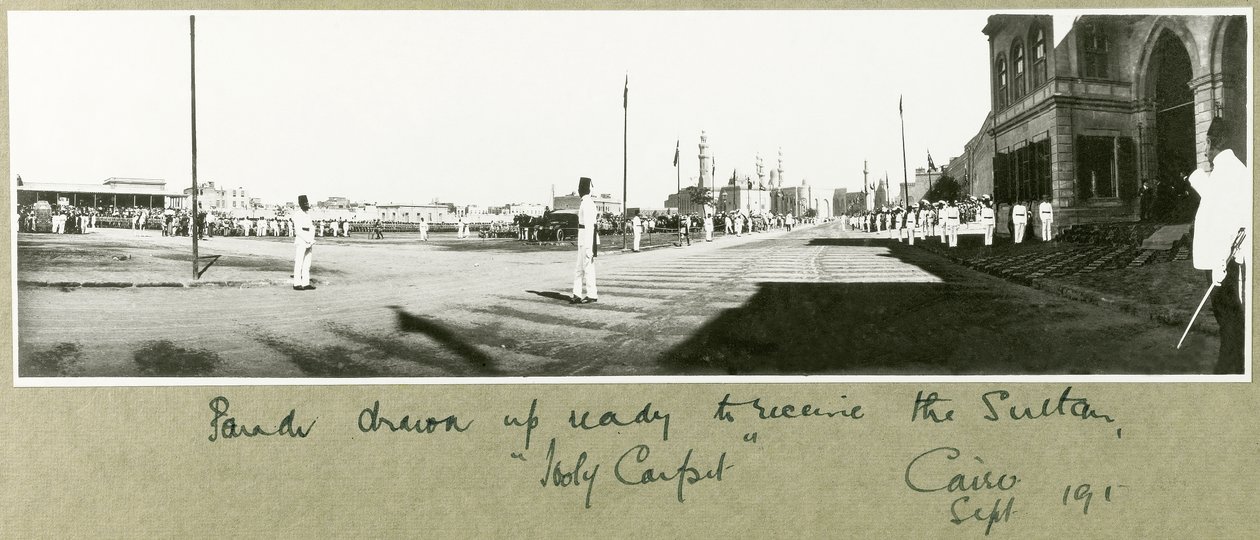 Parade utarbeidet klar til å motta sultanen, Kairo, september 1917 av Capt. Arthur Rhodes