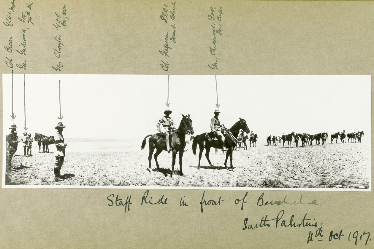 Personalet rir foran Beersheba, Sør-Palestina, oktober 1917 av Capt. Arthur Rhodes