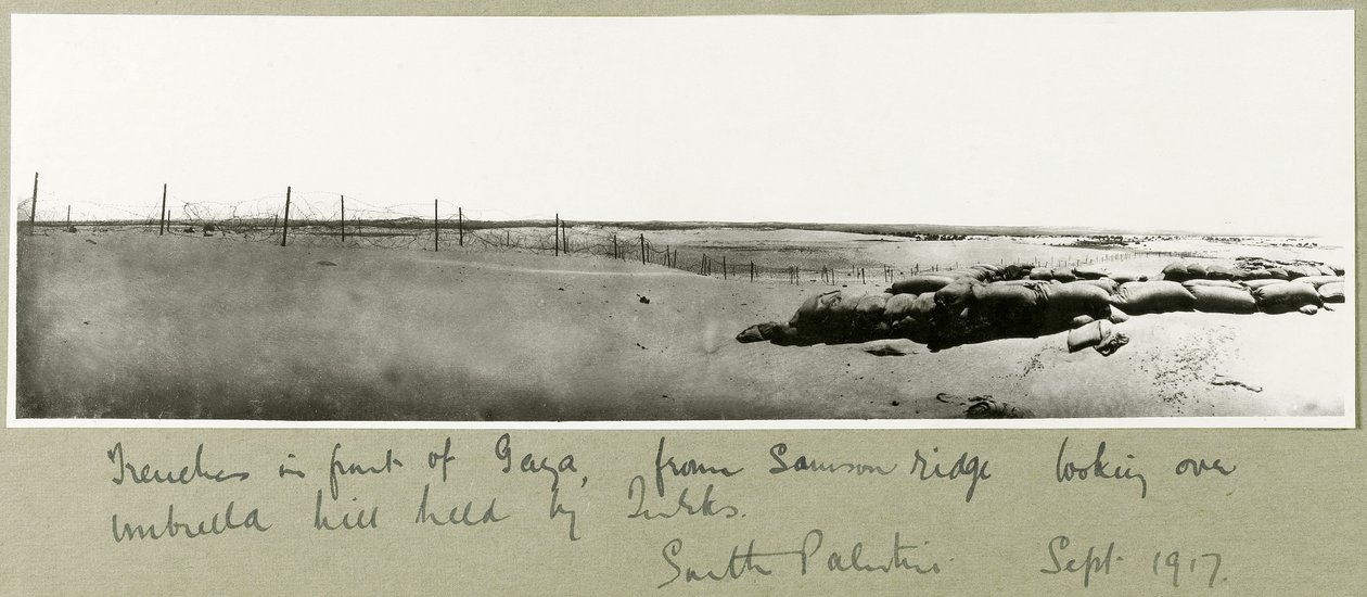 Grøfter foran Gaza, fra Samson Ridge med utsikt over Umbrella Hill, september 1917 av Capt. Arthur Rhodes