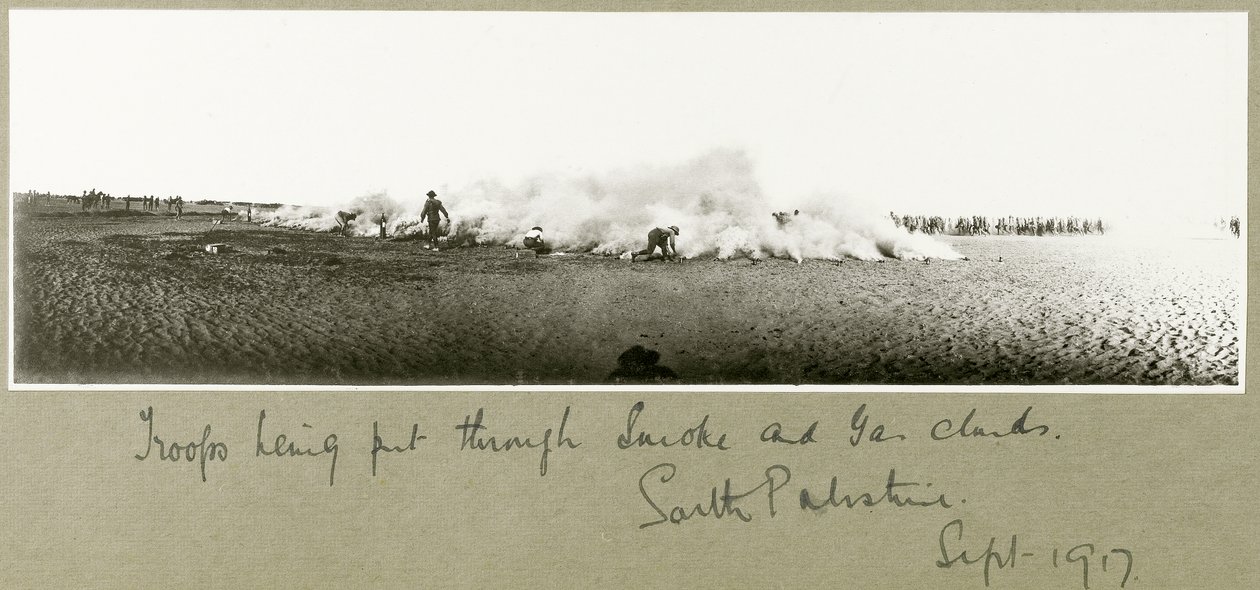 Tropper blir satt gjennom røyk- og gasssky, Sør-Palestina, september 1917 av Capt. Arthur Rhodes