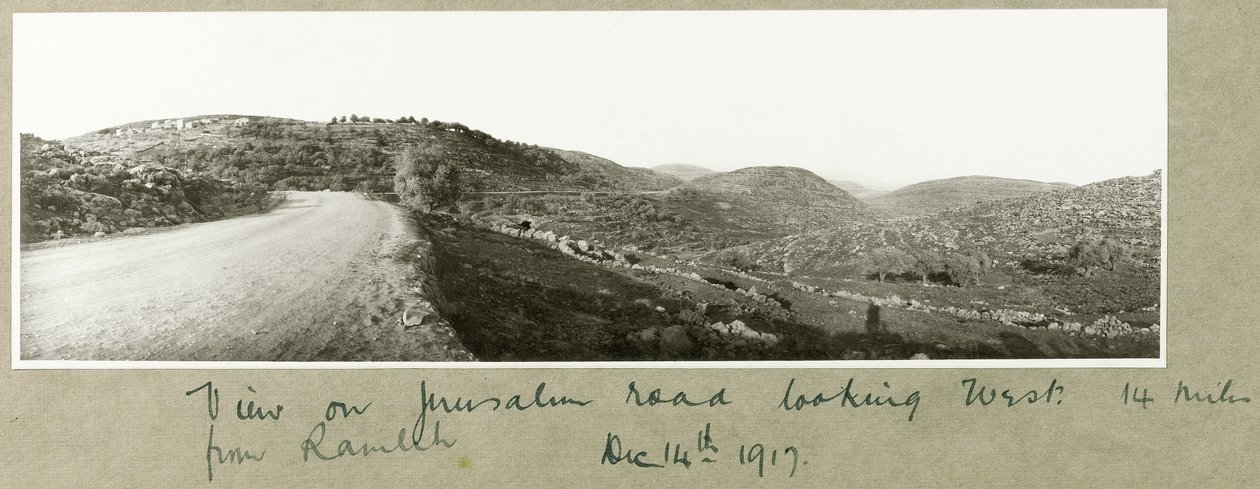Utsikt over Jerusalem Road vestover fra Ramleh, 14. desember 1917 av Capt. Arthur Rhodes
