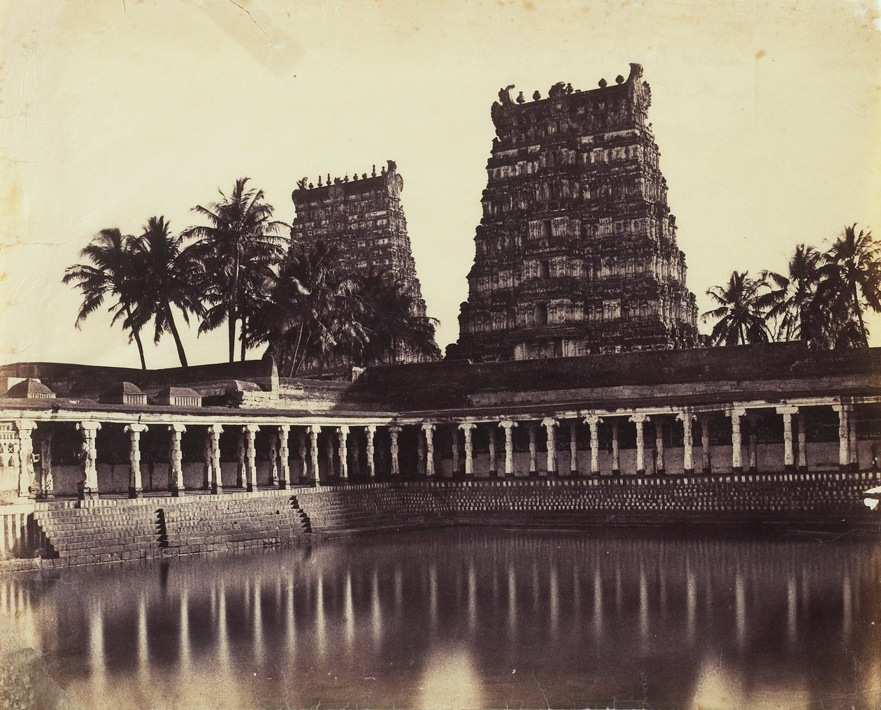 Madura. The Great Pagoda, Mootoo Alaghur og East Gopurum fra Tank av Linnaeus Tripe