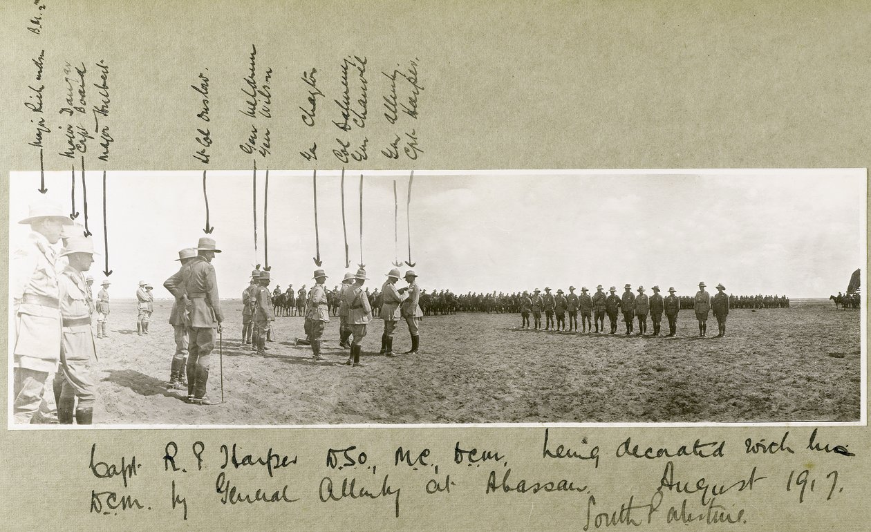 General Allenby dekorerte kaptein Harper med D.C.M. ved en seremoni i Abassan, Sør-Palestina, august 1917 av Capt. Arthur Rhodes