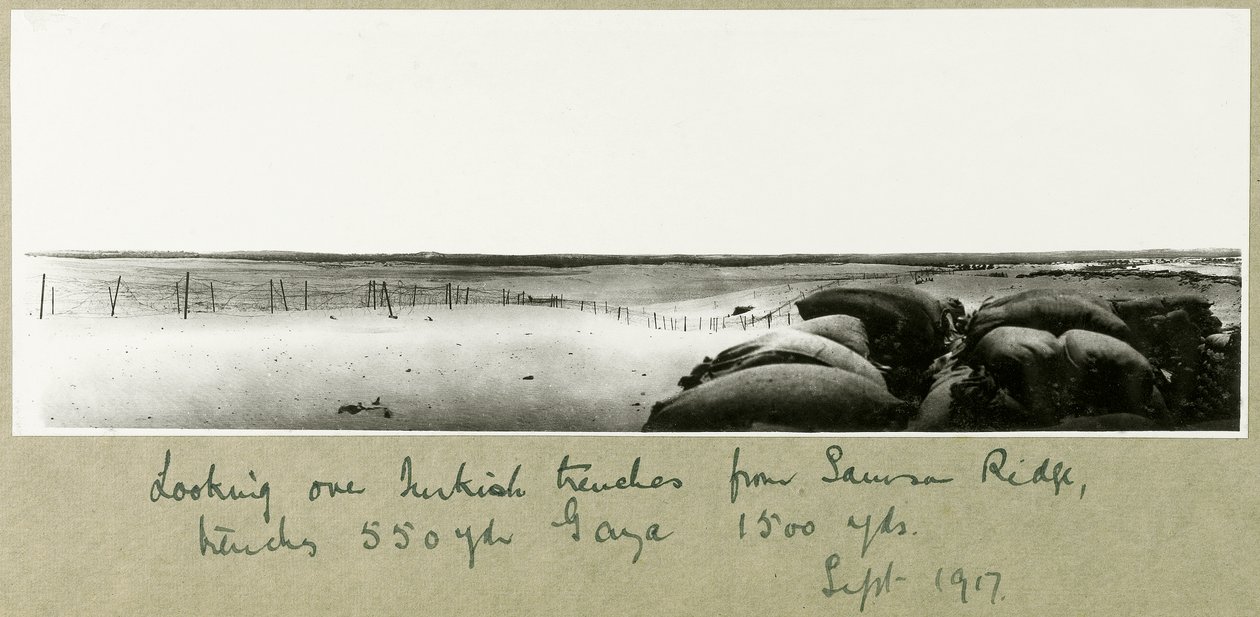 Ser over tyrkiske skyttergraver fra Samson Ridge, september 1917 av Capt. Arthur Rhodes