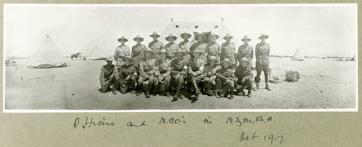 Offiserer og underoffiserer i N.Z.M.A.A., oktober 1917 av Capt. Arthur Rhodes