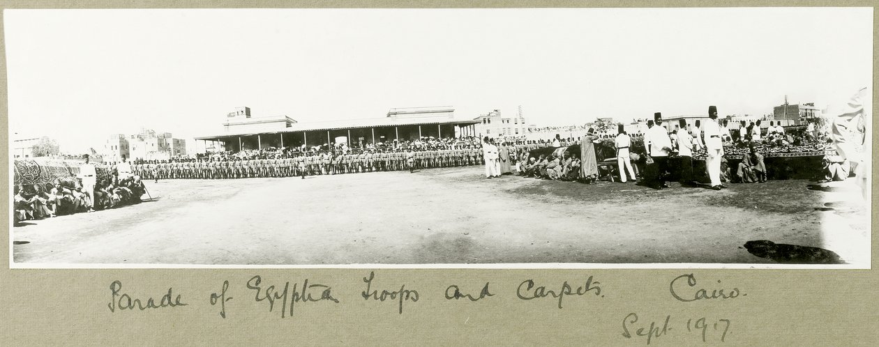 Parade av egyptiske tropper og tepper, Kairo, september 1917 av Capt. Arthur Rhodes