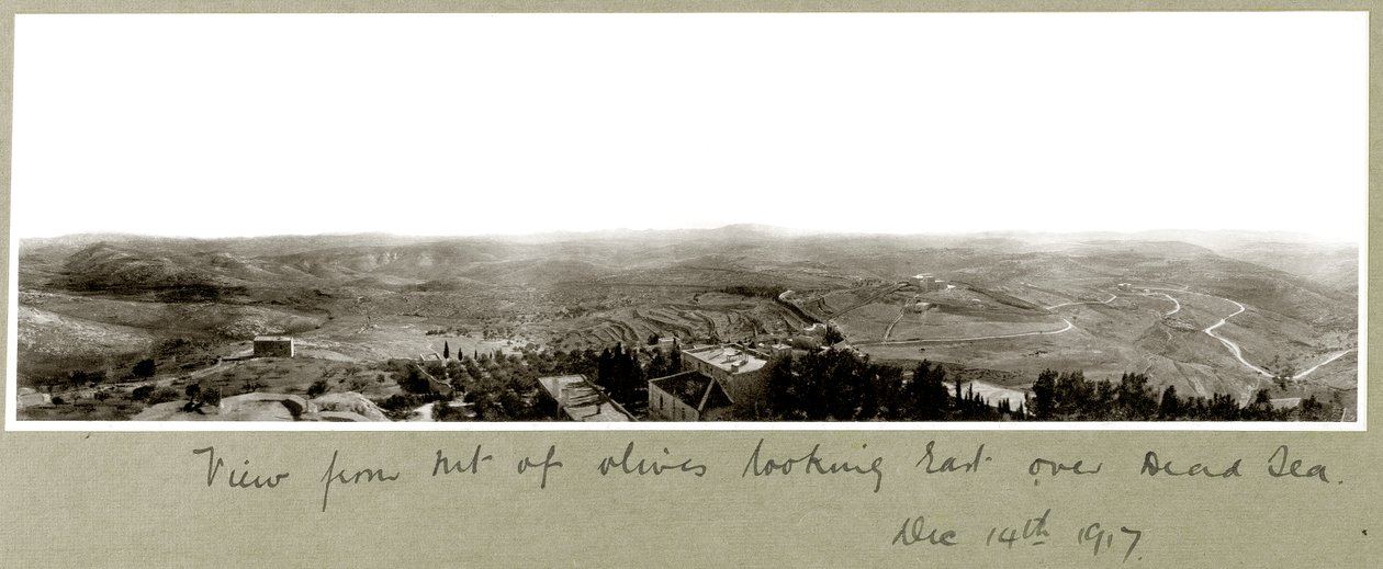 Utsikt fra Oljeberget ser østover over Dødehavet, 14. desember 1917 av Capt. Arthur Rhodes