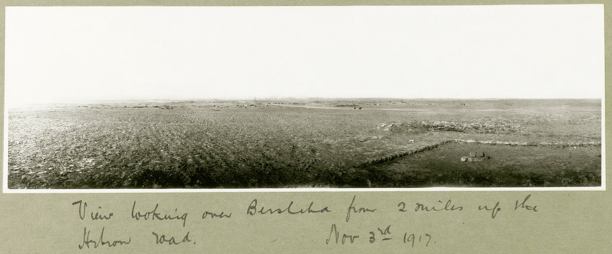 Utsikt over Beersheba fra to mil oppover Hebron Road, 3. november 1917 av Capt. Arthur Rhodes