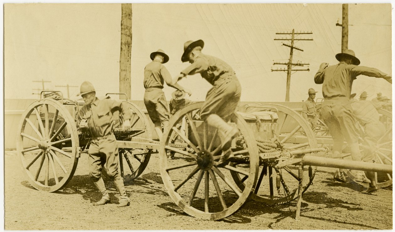Horisontalt sepia -fotografi som viser uniformerte menn i ferd med å hoppe ned fra en åpen vogn med forsyninger. Tårn med kraftledninger kan sees i bakgrunnen av Carl Michel
