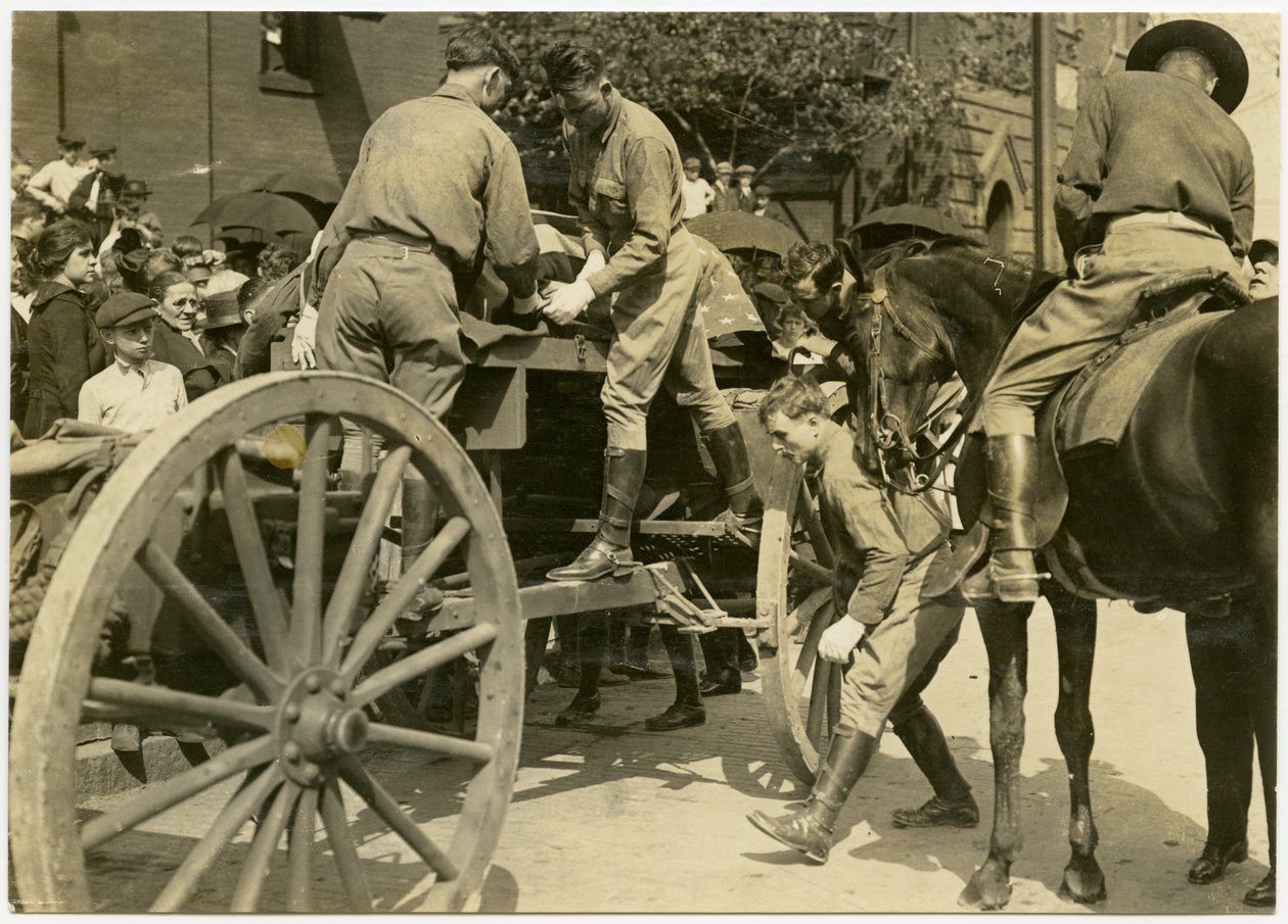 Horisontalt sepia -fotografi som viser uniformerte menn som losser en gjenstand drapert i det amerikanske flagget, muligens en kiste, fra en åpen vogn. En mengde mennesker ser på fra fortauet av Carl Michel