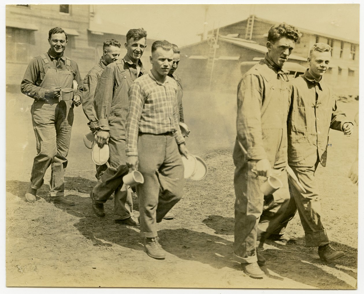 Seven Men Walking Down a Dirt Road Holding Mess Kit og Krus av Carl Michel