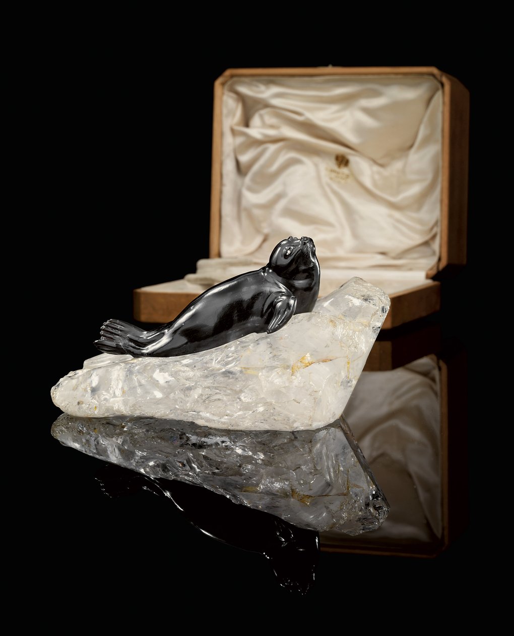 En obsidianmodell av en sel, ca. 1900 (obsidian-, silke- og fløyelsfôret trehus) av Carl Fabergé