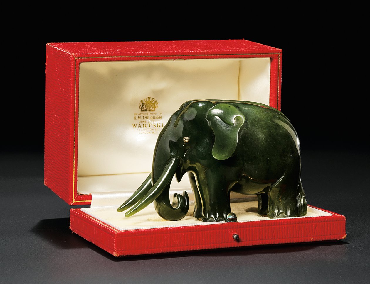 En juvelbesatt nefrittmodell av en elefant, med diamantinnsatte øyne, ca. 1900 av Carl Fabergé