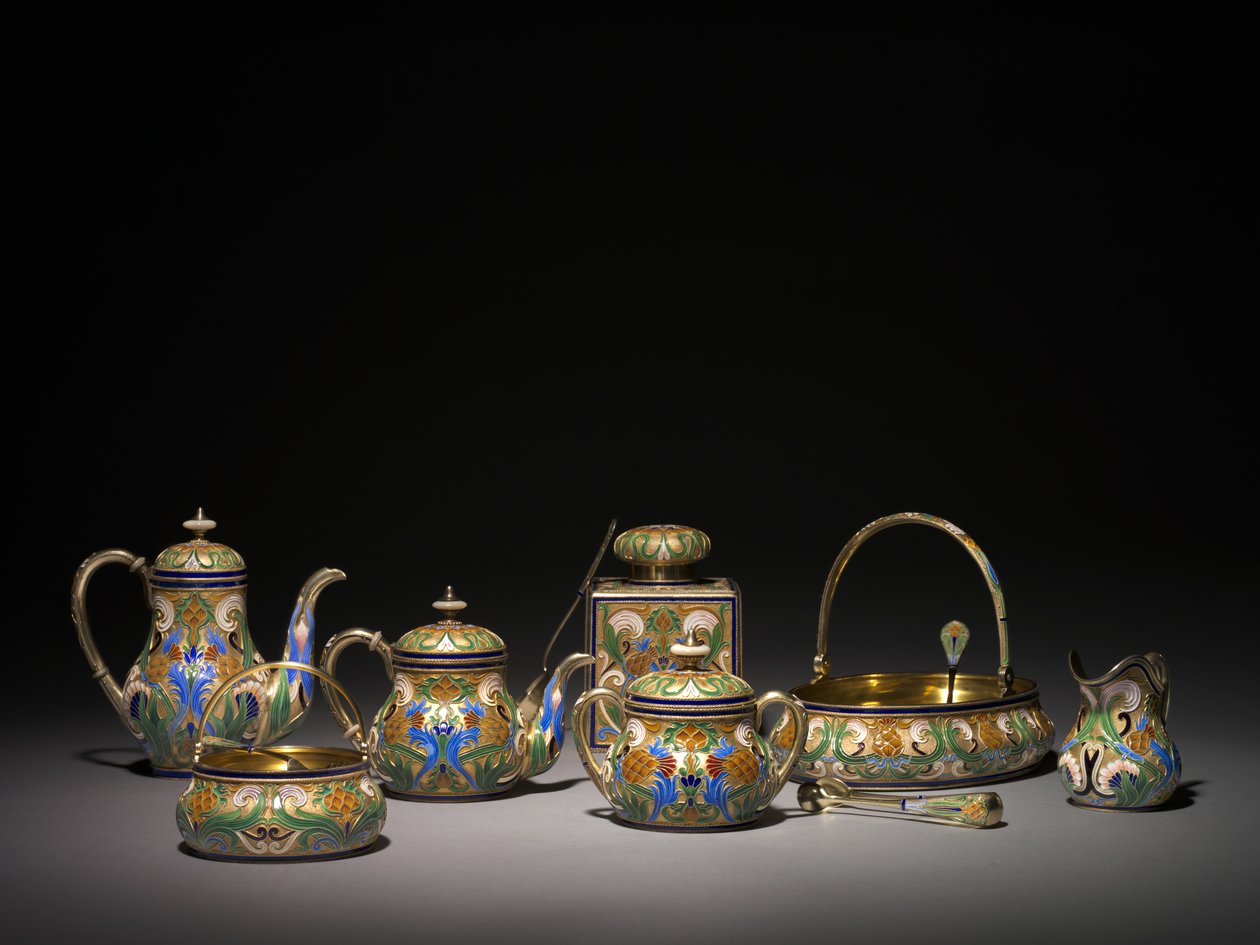 Varmtvannsgryte, dekket sukkerskål, tebolle, tekanne, sukkertang, sitrongaffel, sukkerkurv, kakekurv, fløtekanne, tesil og sukkersikt, før 1896 og 1896-1906 av Carl Fabergé