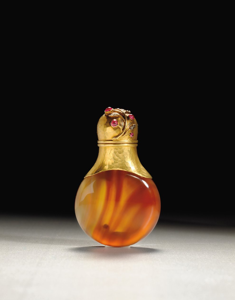 Duftflaske, arbeidsmestermerke av Erik Kollin, St. Petersburg, ca.1890 av Carl Fabergé